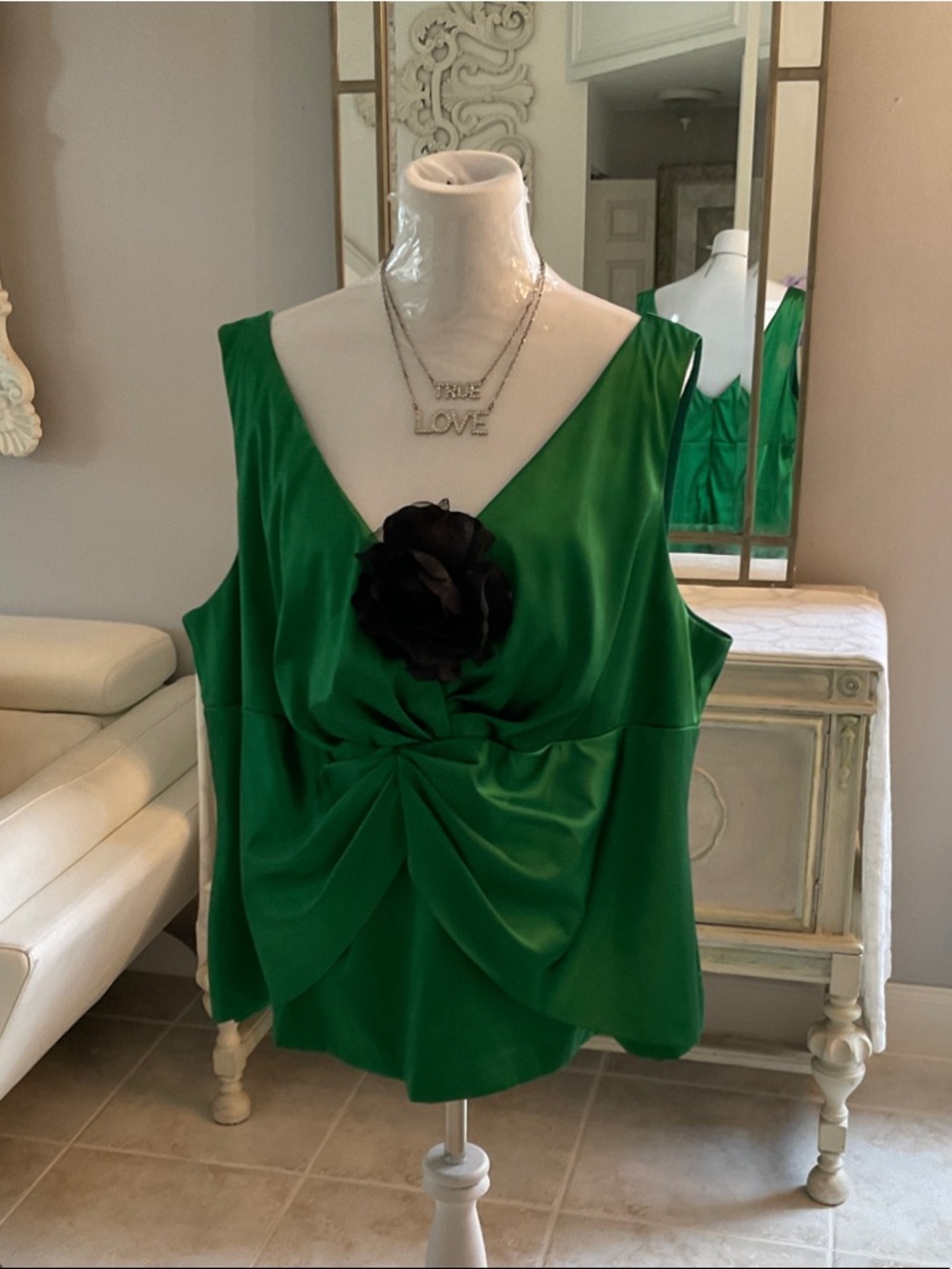 Jessica Howard Green Sleeveless V-Neck Top with Black Floral Accent, Size 24